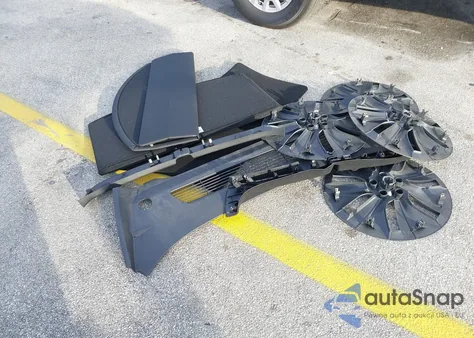 2023 Tesla Model Y Awd/Long Range Dual Motor All-Wheel Drive z USA, uszkodzony, nr VIN 7SAYGDEE3PA123054